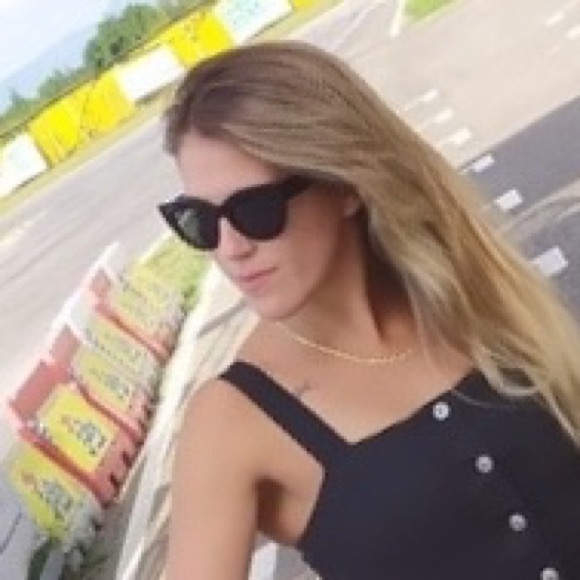 Black-Matte Cat-Eye Sunglasses 🕶 - Picture 4 of 6